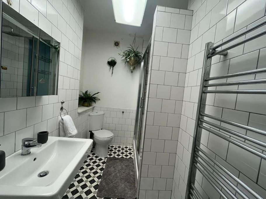 Modern Studio In Barbican Ec1 - Blue - F4 London Exteriör bild